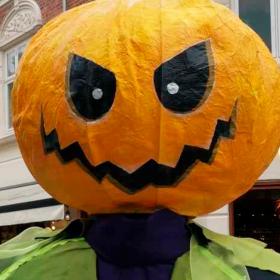 Figuletta underholder i halloween kostumer