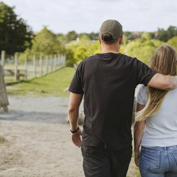 Par går en tur i Madsby Legepark