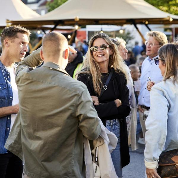 Gruppe står og snakker til Food Festival