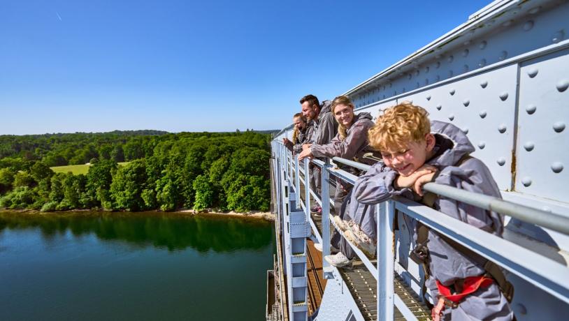 Familie på bridgewalking på Den Gamle Lillebæltsbro