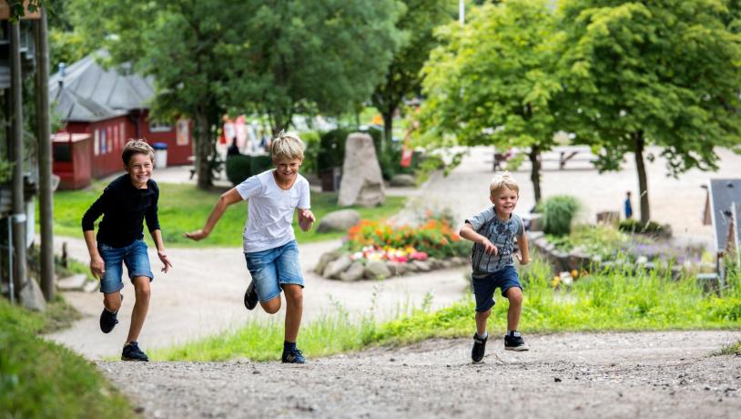 Børn der leger i Madsby Legepark