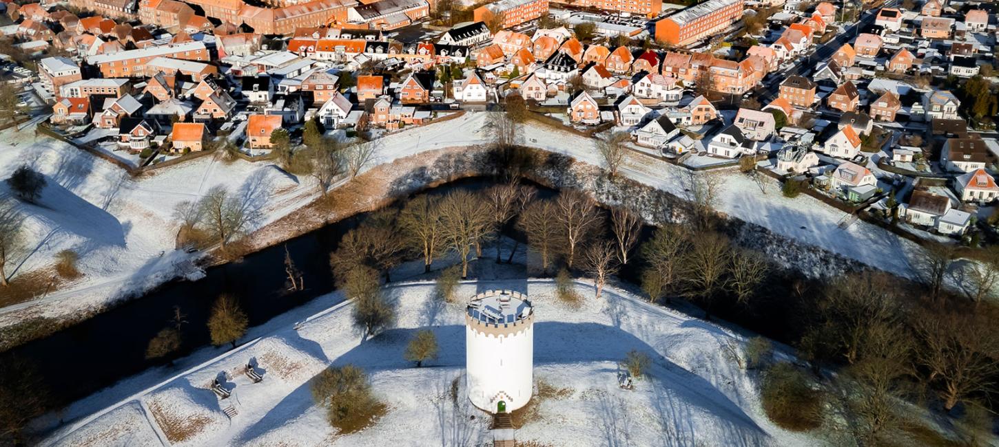 Det Hvide Vandtårn i smukt vinterlandskab