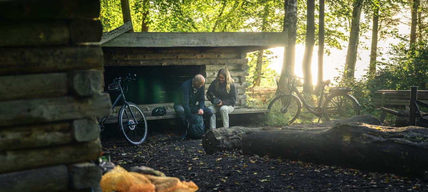 Par sidder ved shelter på Trelde Næs