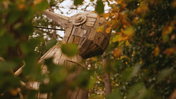 Spot træskulpturen i trætoppene ved Trelde Næs