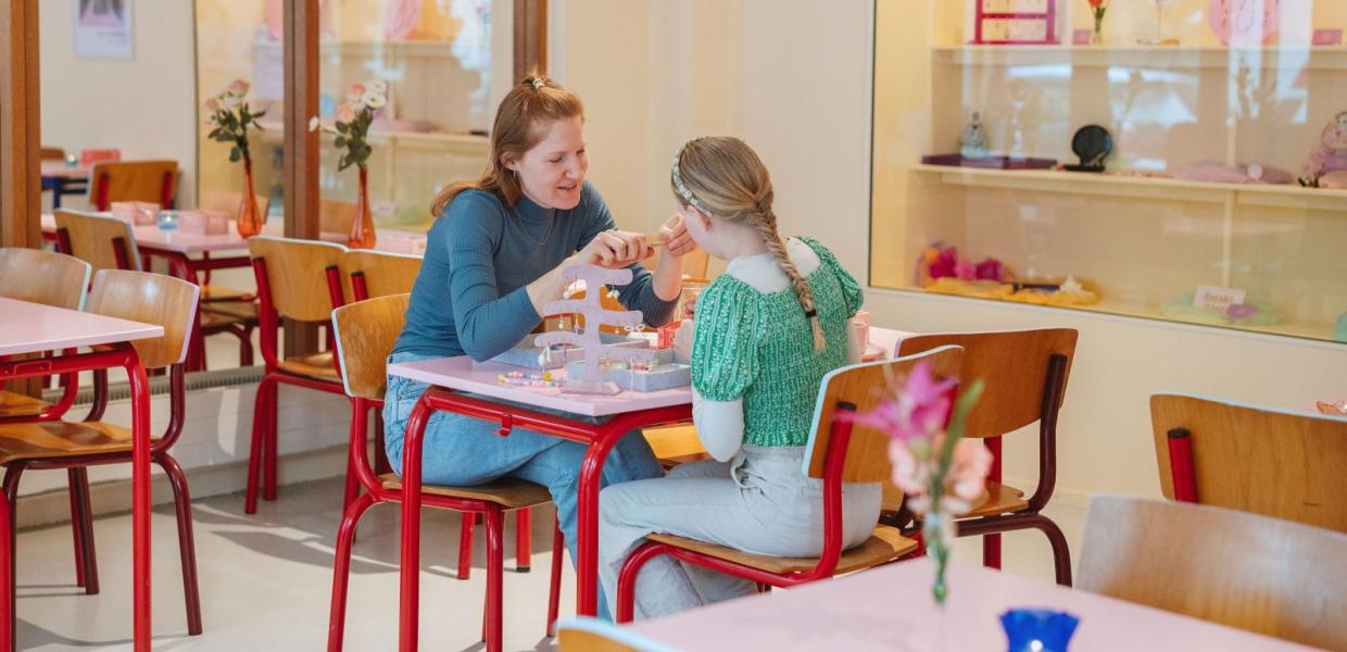 Mor og datter på smykkecafeen Lluna