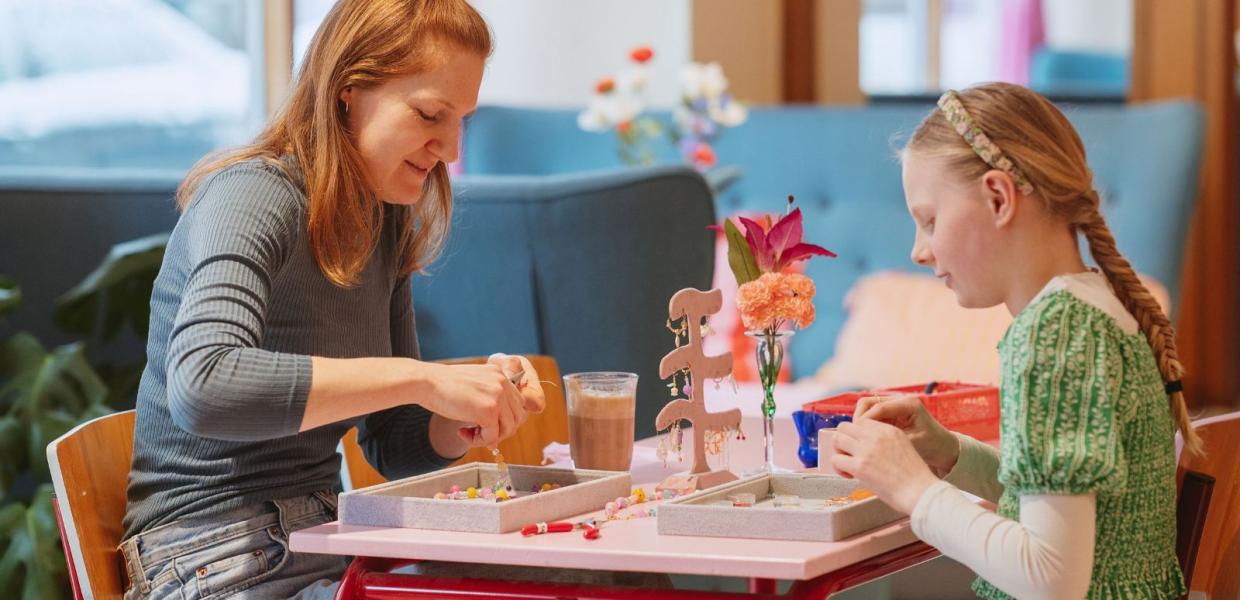 Mor og datter sidder på Lluna smykkecafe og butik