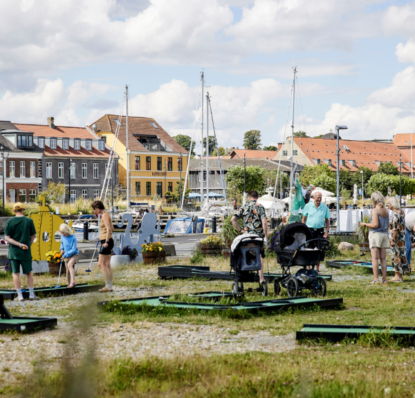 Minigolf om sommeren i Kanalbyen
