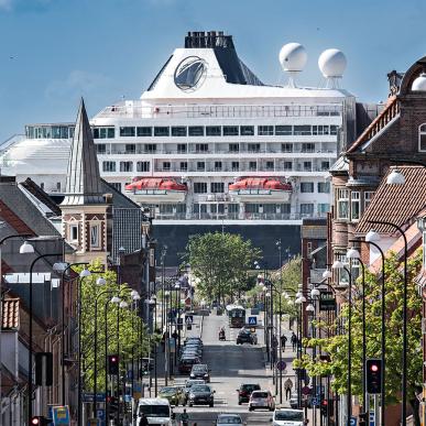 Krydstogtskib set fra gaden