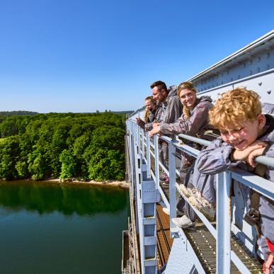 Familie på bridgewalking på Den Gamle Lillebæltsbro