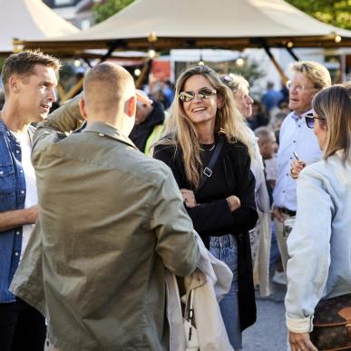 Gruppe står og snakker til Food Festival