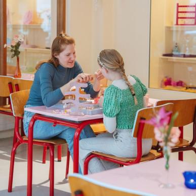 Mor og datter på smykkecafeen Lluna