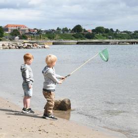 Børn leger på Østerstrand