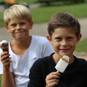 Børn spiser is i Madsbyparken