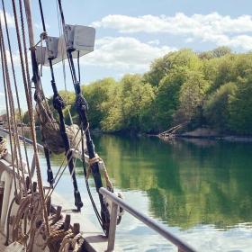 Se den smukke natur med Aventura sejlbåden