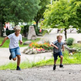 Børn der leger i Madsby Legepark