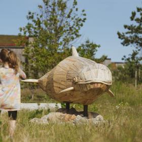 Træskulptur som forestiller marsvin i Kanalbyen