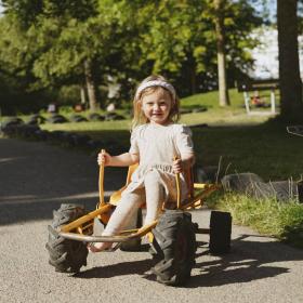 Pige sidder på mooncar i Madsby Legepark