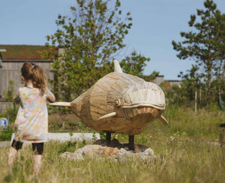 Træskulptur som forestiller marsvin i Kanalbyen