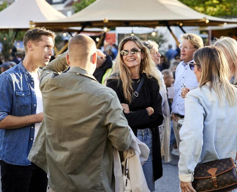 Gruppe står og snakker til Food Festival