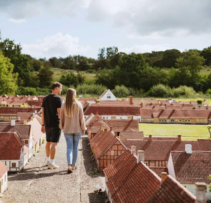 Par går i Den Historiske Miniby